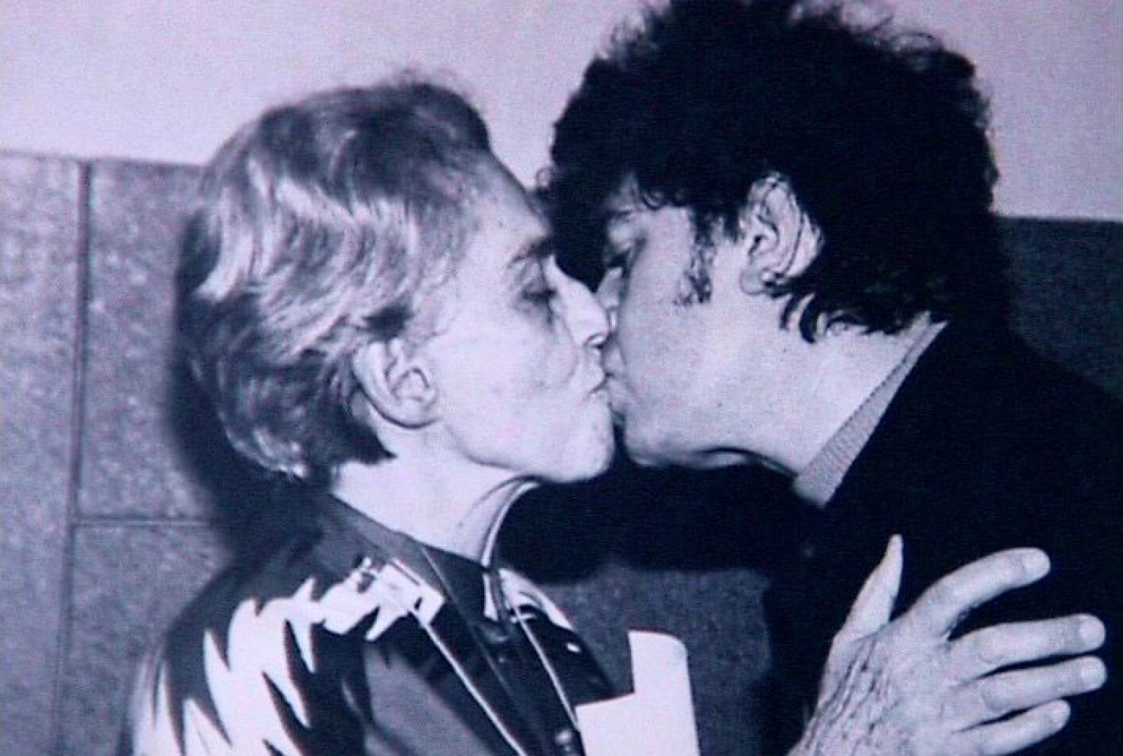 Beso entre Chavela Vargas y Pedro Almodóvar