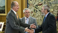 Los líderes de UGT y CC.OO. expresan al rey su rechazo a los recortes y piden un referéndum