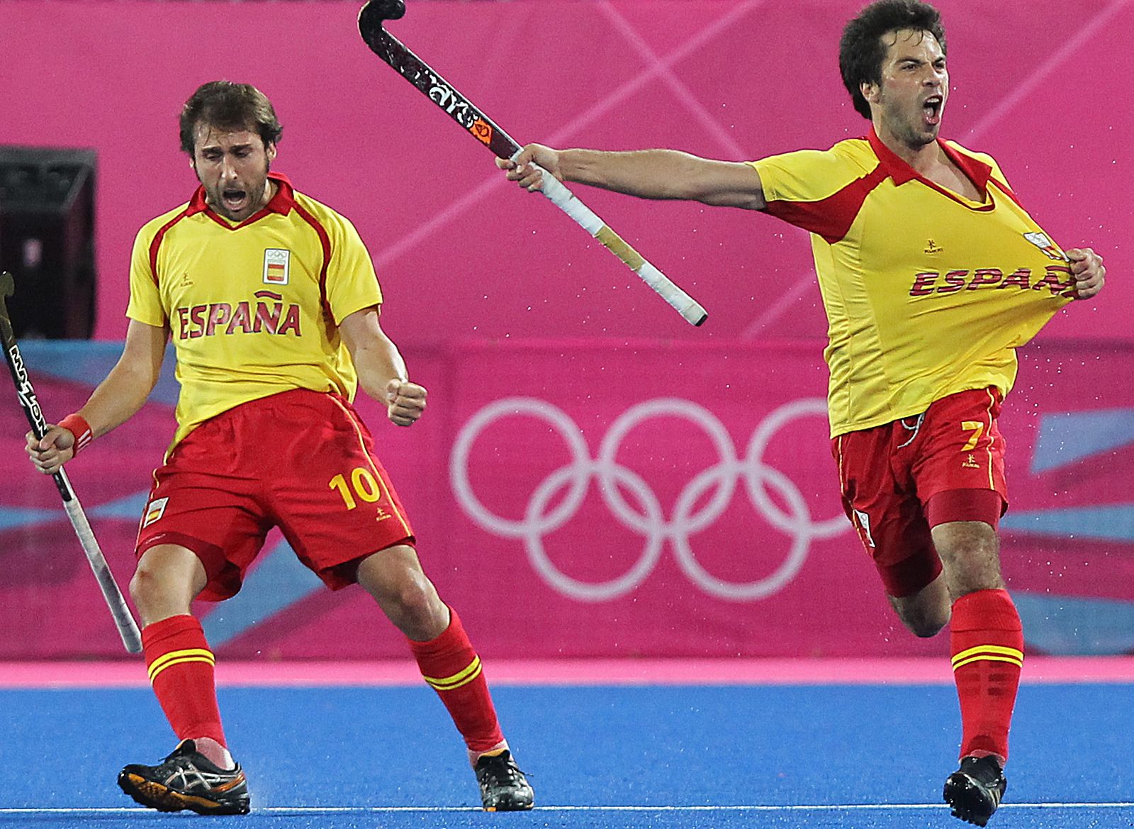 Los jugadores Miguel Delas (d) y Eduard Tubau (i) de España celebran la victoria ante Argentina