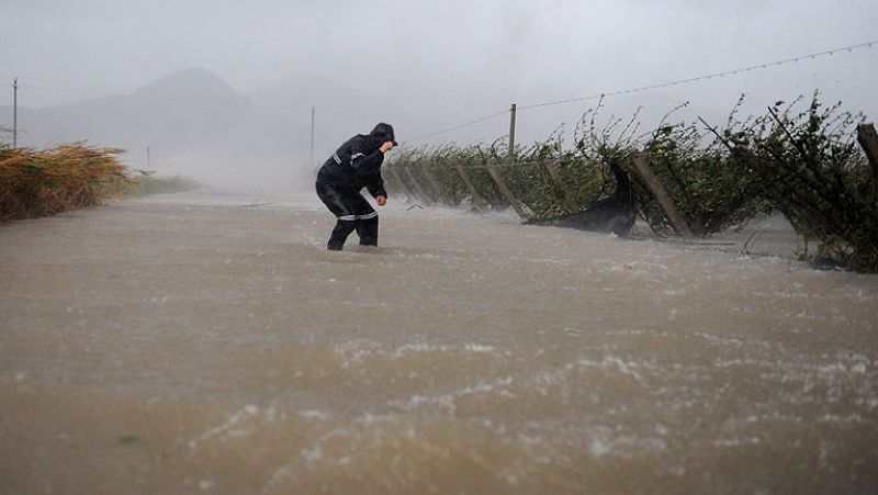 El tifón "Haikui" toca tierra en China y deja ya dos millones de evacuados