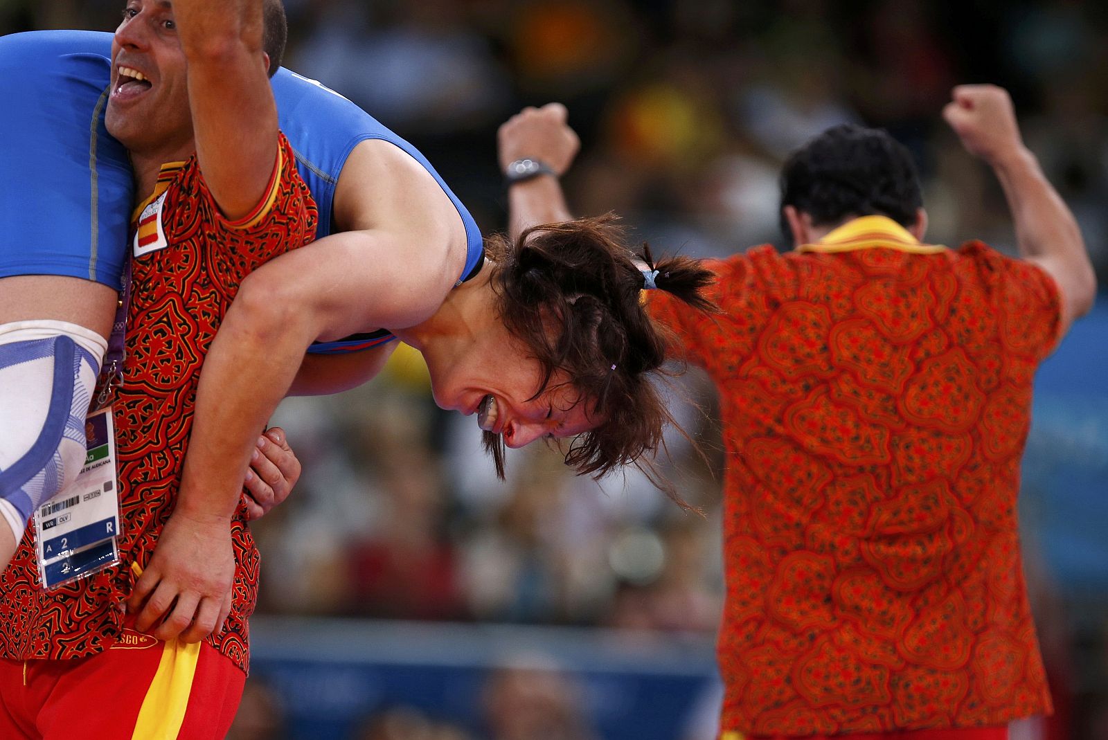 Maider Unda celebra la medalla de bronce conseguida en Londres con sus entrenadores.