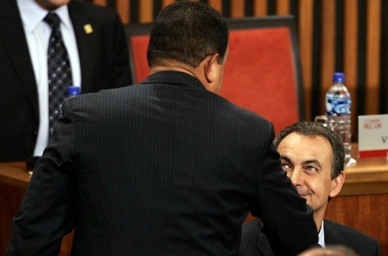 Frío saludo entre Hugo Chávez y Zapatero en la cumbre de Lima