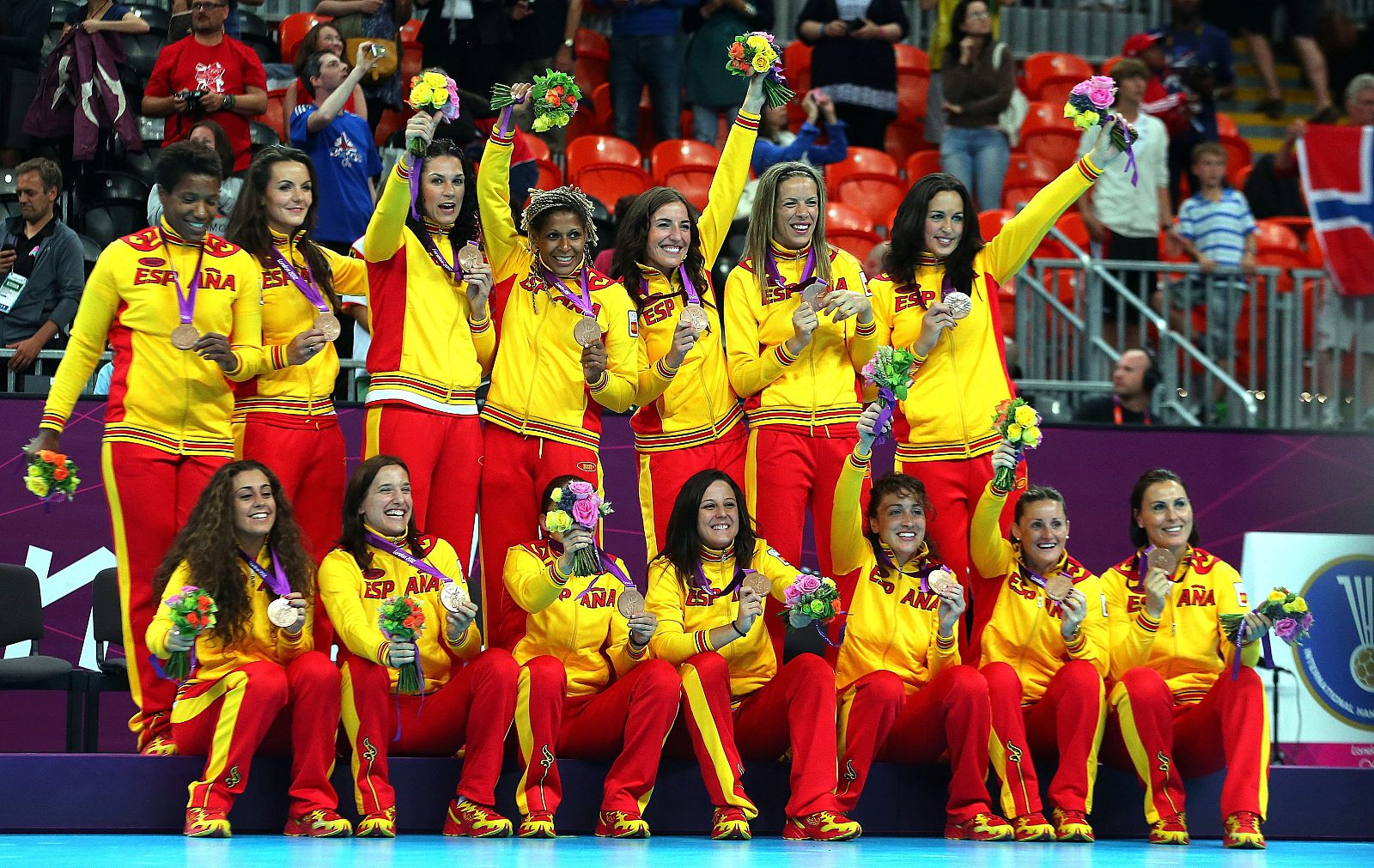 Las españolas celebran el bronce de balonmano en los Juegos Olímpicos Londres 2012.