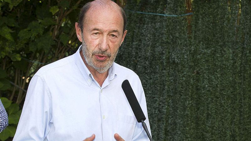 Rubalcaba promoverá una iniciativa legislativa popular si se suspenden los 400 euros a parados