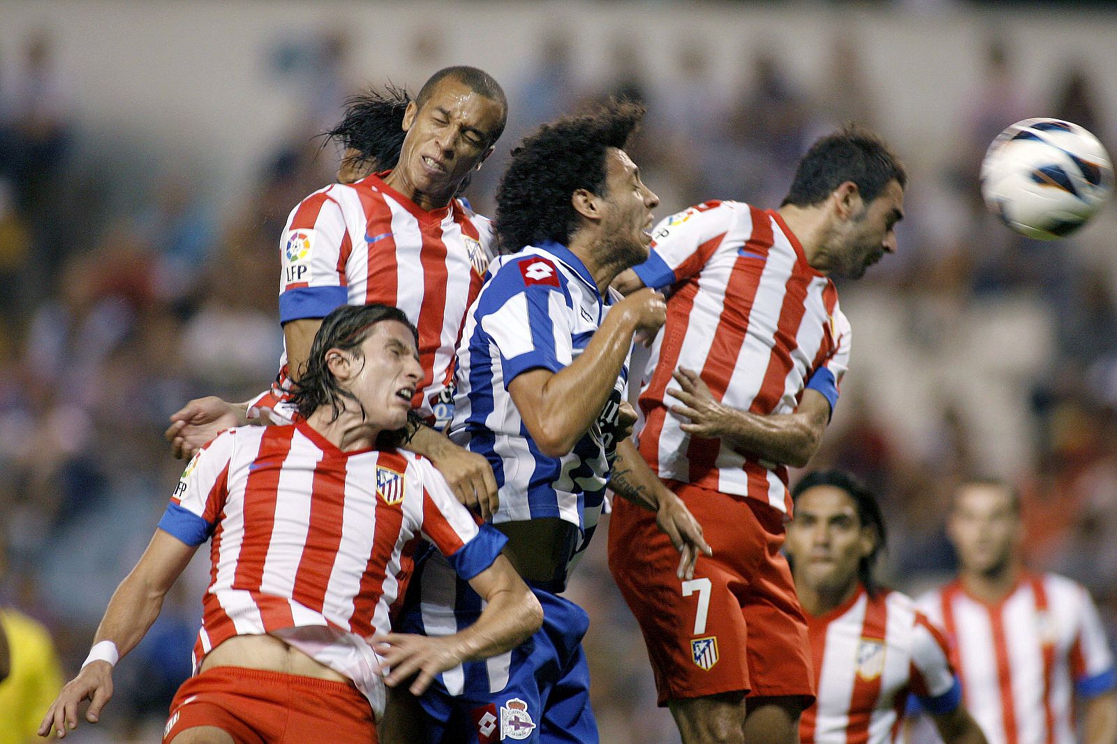 El defensa portugués del Deportivo, Roderick Miranda , intenta rematar la pelota entre los defensas brasileños del Atlético de Madrid, Filipe Luis y Joao Miranda, y el delantero Adrián López durante el partido correspondiente al Trofeo Teresa Herrera