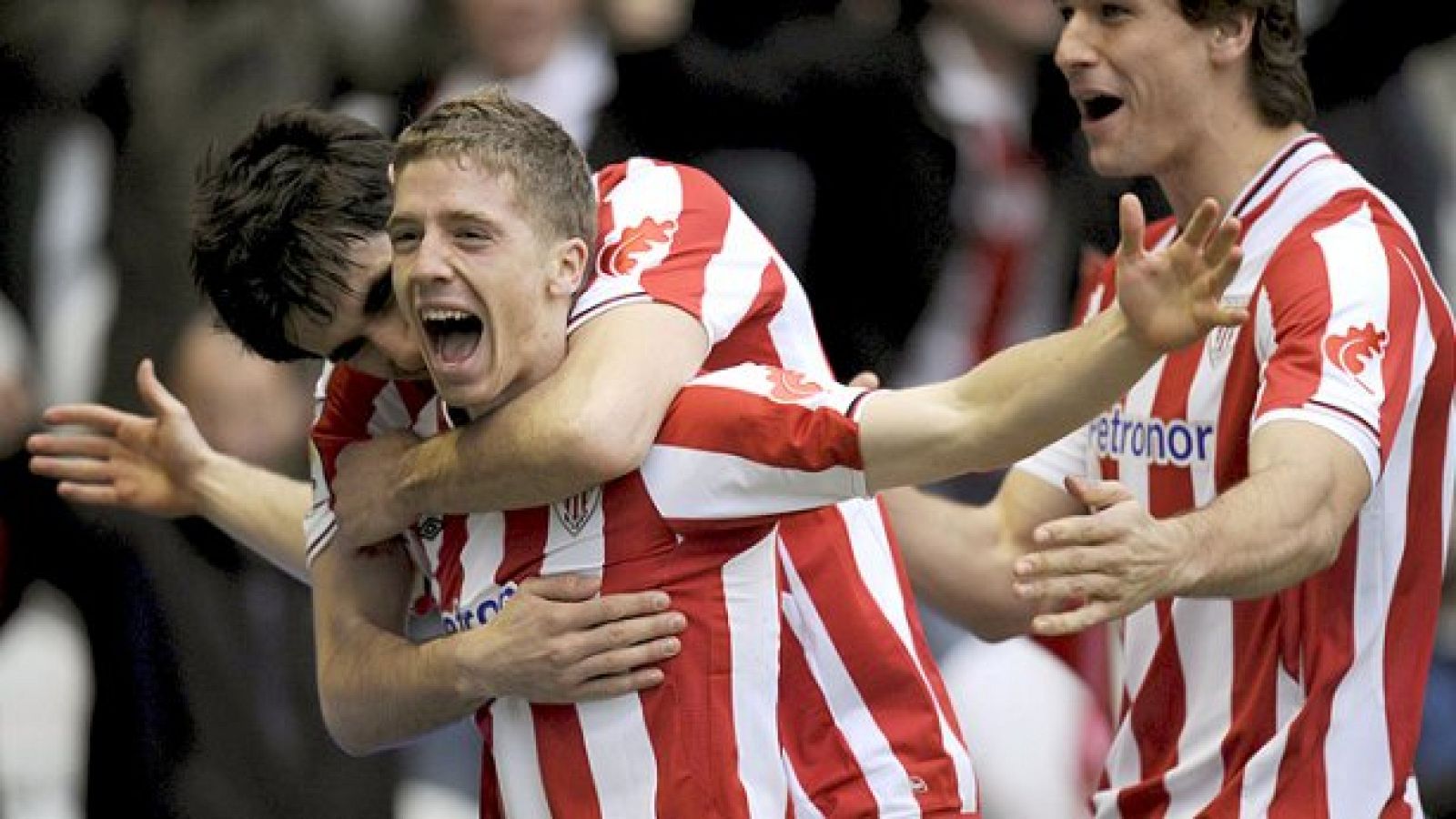 Iker Muniain celebra un gol con sus compañeros del Athletic Club de Bilbao.
