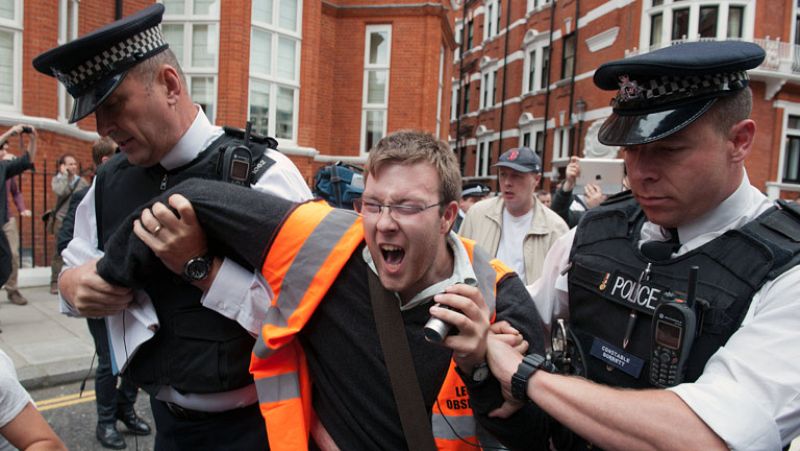 Ecuador denuncia que Reino Unido amenaza con asaltar su embajada si da asilo a Assange