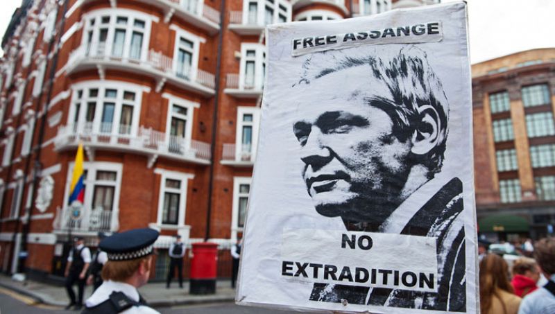 Ecuador otorga asilo político a Assange y abre un conflicto diplomático con Reino Unido 