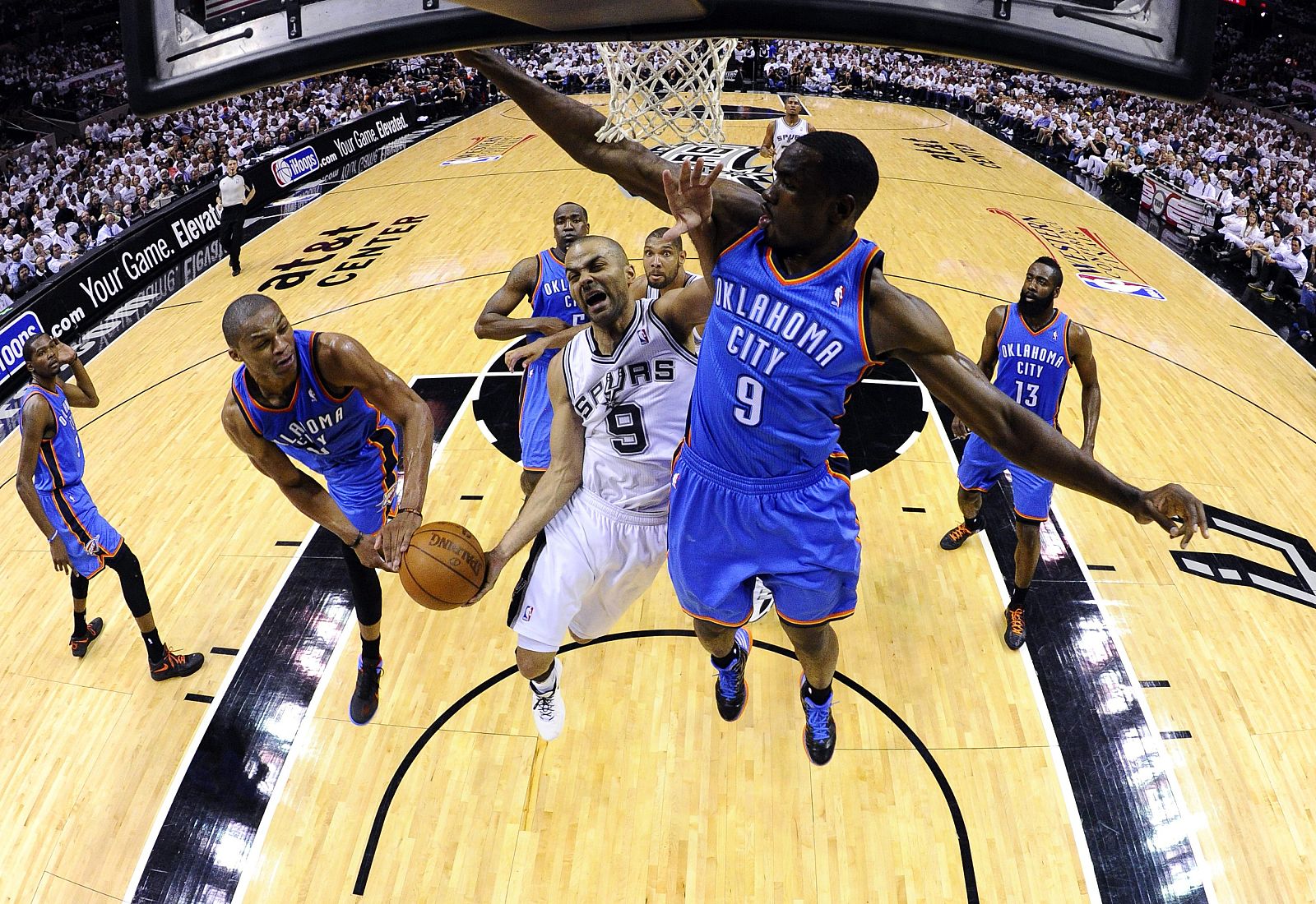Los jugadores de Oklahoma City Thunder, Russell Westbrook (i), y Serge Ibaka (d) intentan bloquear al frances de San Antonio Spurs, Tony Parker (c).