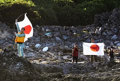 Una decena de activistas japoneses desembarca en las islas objeto de disputa con China