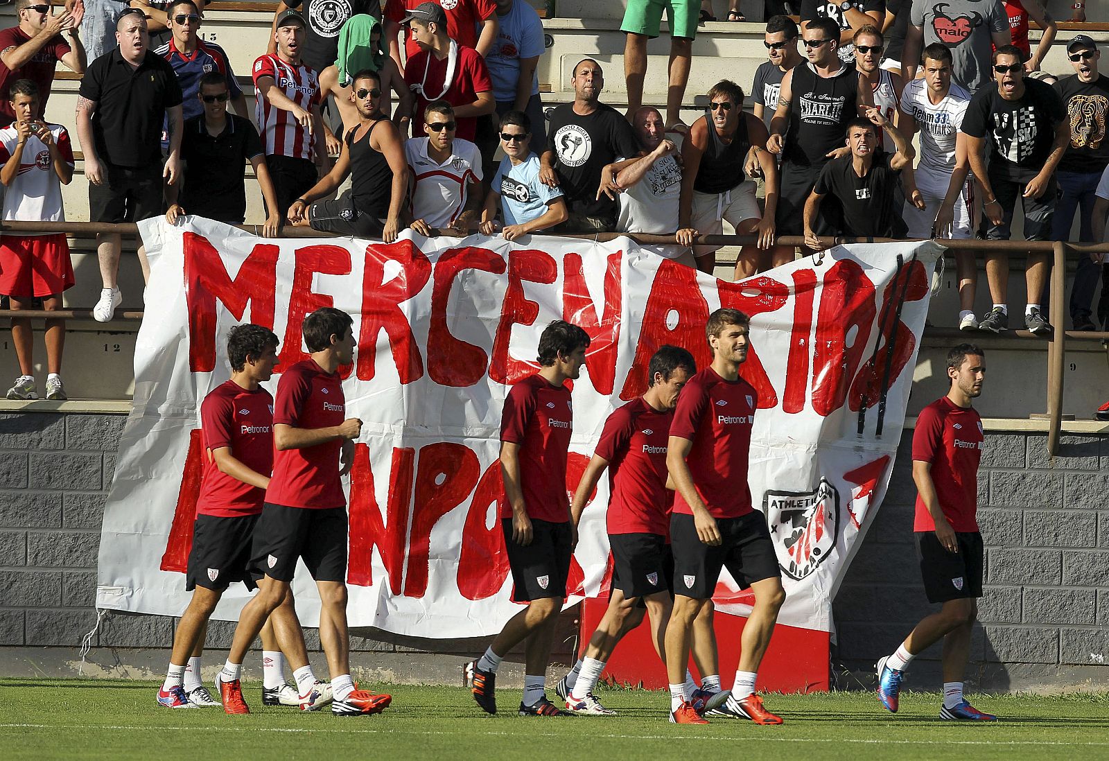 Los jugadores del Athletic Club de Bilbao, durante la sesión de entrenamiento en Lezama.