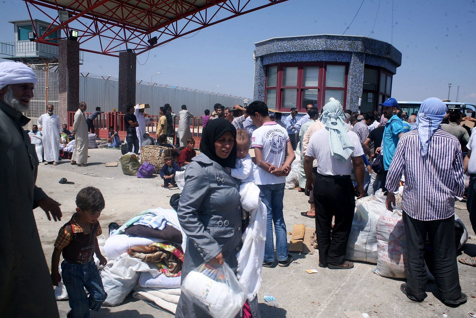 Refugiados sirios que huyen de la localidad de Azaz llegan a Kilis, Turquía, el 16 de agosto