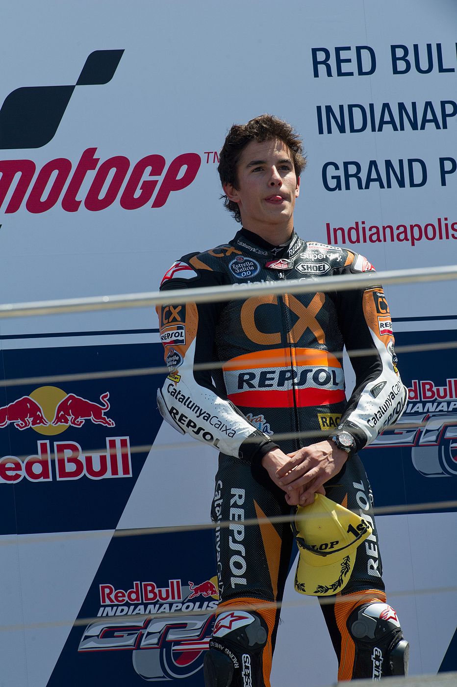 El piloto español Marc Marquez celebra en el podio su victoria.