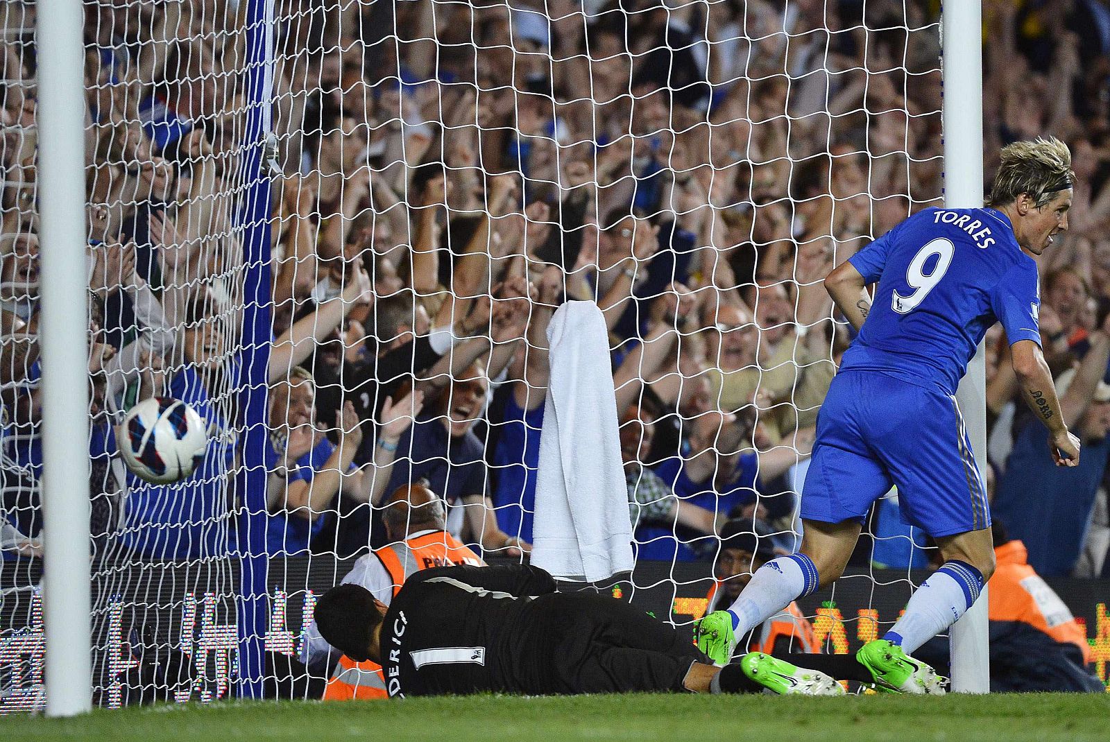 Fernando Torres celebra su gol, el tercero de su equipo, ante el Reading.