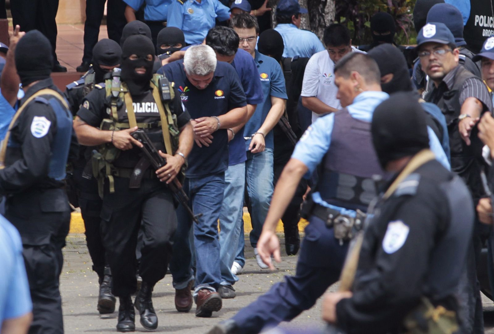 Las fuerzas de seguridad de Nicaragua escoltan a los arrestados que se hacían pasar por periodistas