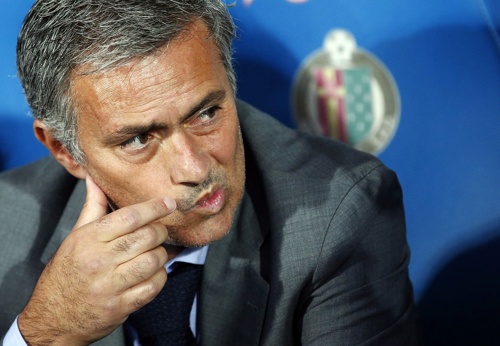 El técnico del Real Madrid, José Mourinho, fotografiado antes de dar comienzo el partido del Real Madrid contra el Getafe
