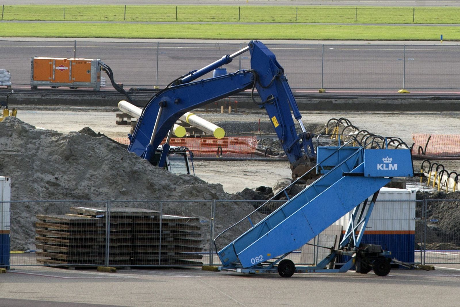 ENCONTRADA UNA BOMBA DE LA II GUERRA MUNDIAL SIN EXPLOTAR EN EL AEROPUERTO SCHIPHOL-ÁMSTERDAM