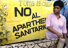 Cientos de personas protestan contra la retirada de la tarjeta sanitaria a inmigrantes irregulares