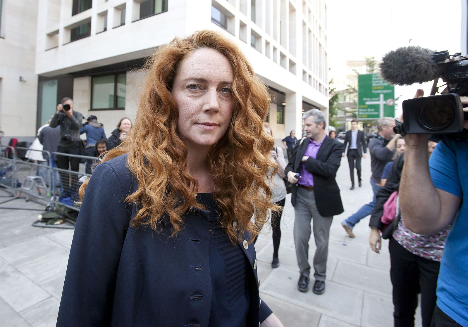 La ex directora de News International, Rebekah Brooks, sale del tribunal de Westminster en Londres.