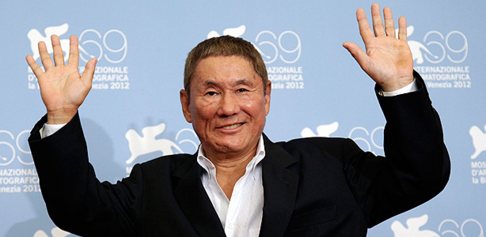 El actor y director japonés Takeshi Kitano posa durante un pase gráfico de la película "Outrage Beyond"