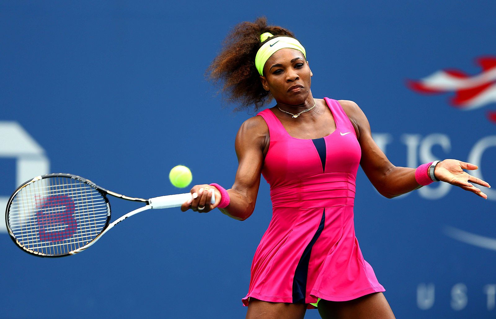 Serena Williams devuelve una bola a la checa Andrea Hlavackova