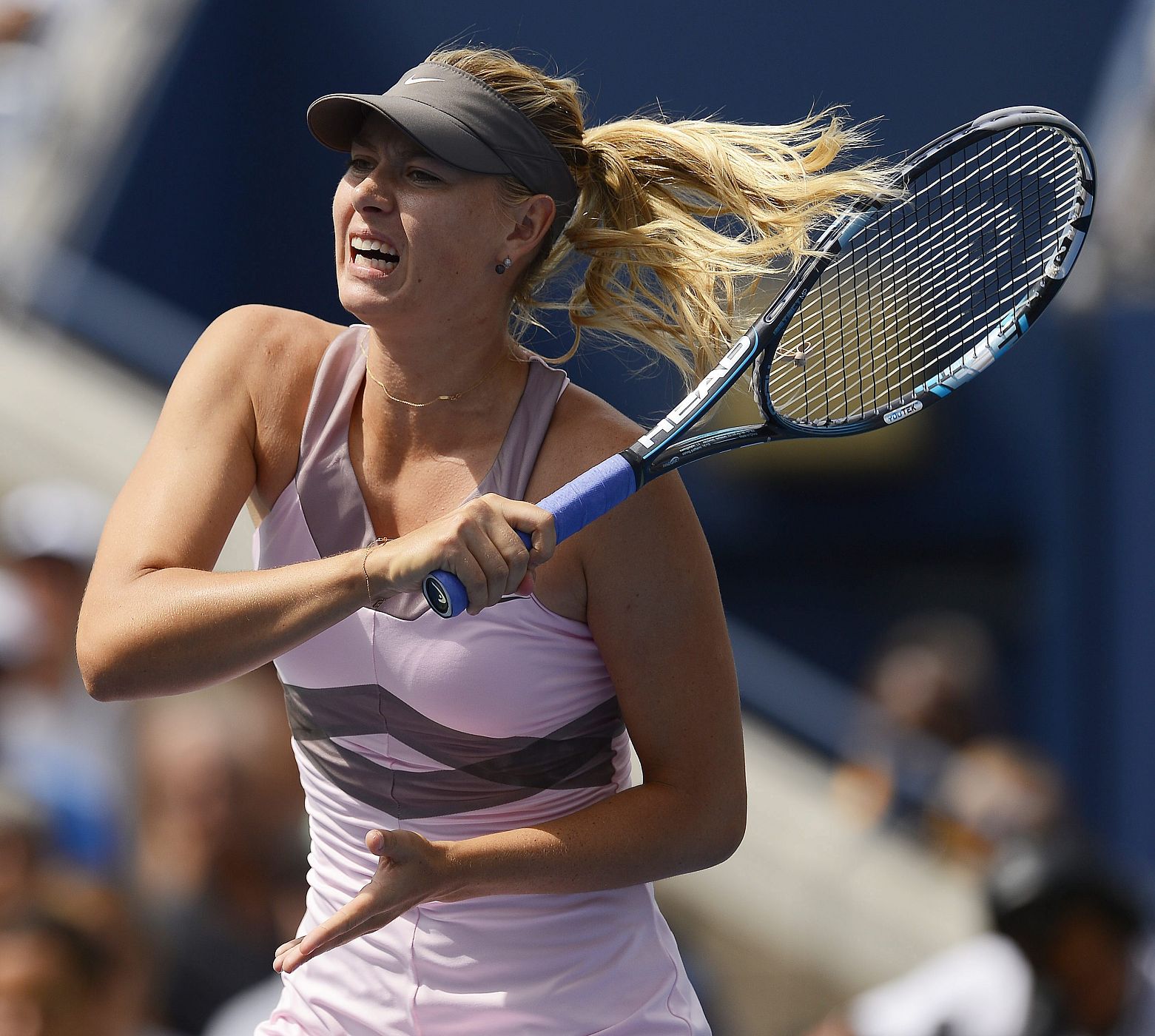 Maria Sharapova devuelve la bola a la francesa Marion Bartoli en el US Open