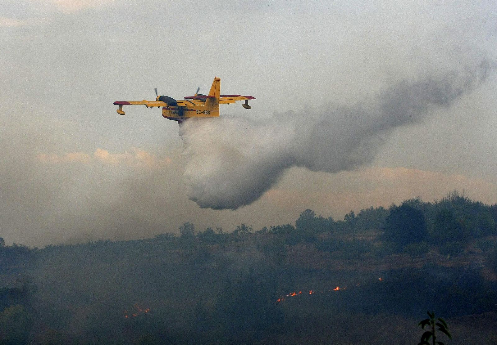 Un incendio amenaza al pueblo de Lombillo, cerca de Ponferrada (León)