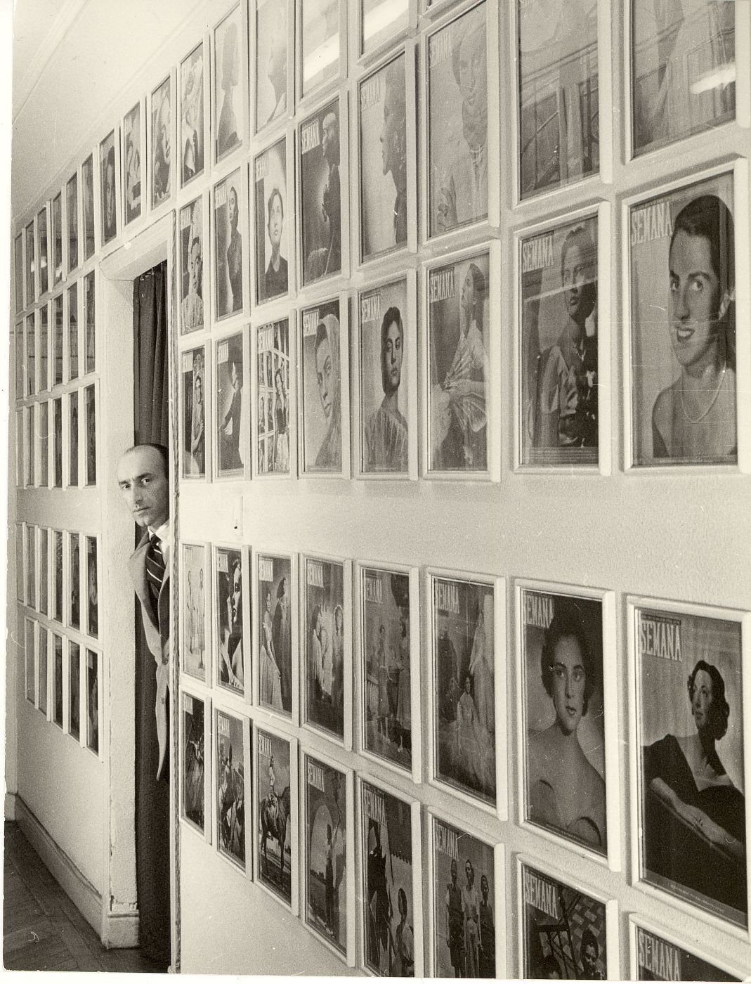 Portadas de la revista Semana en el pasillo del estudio del artista