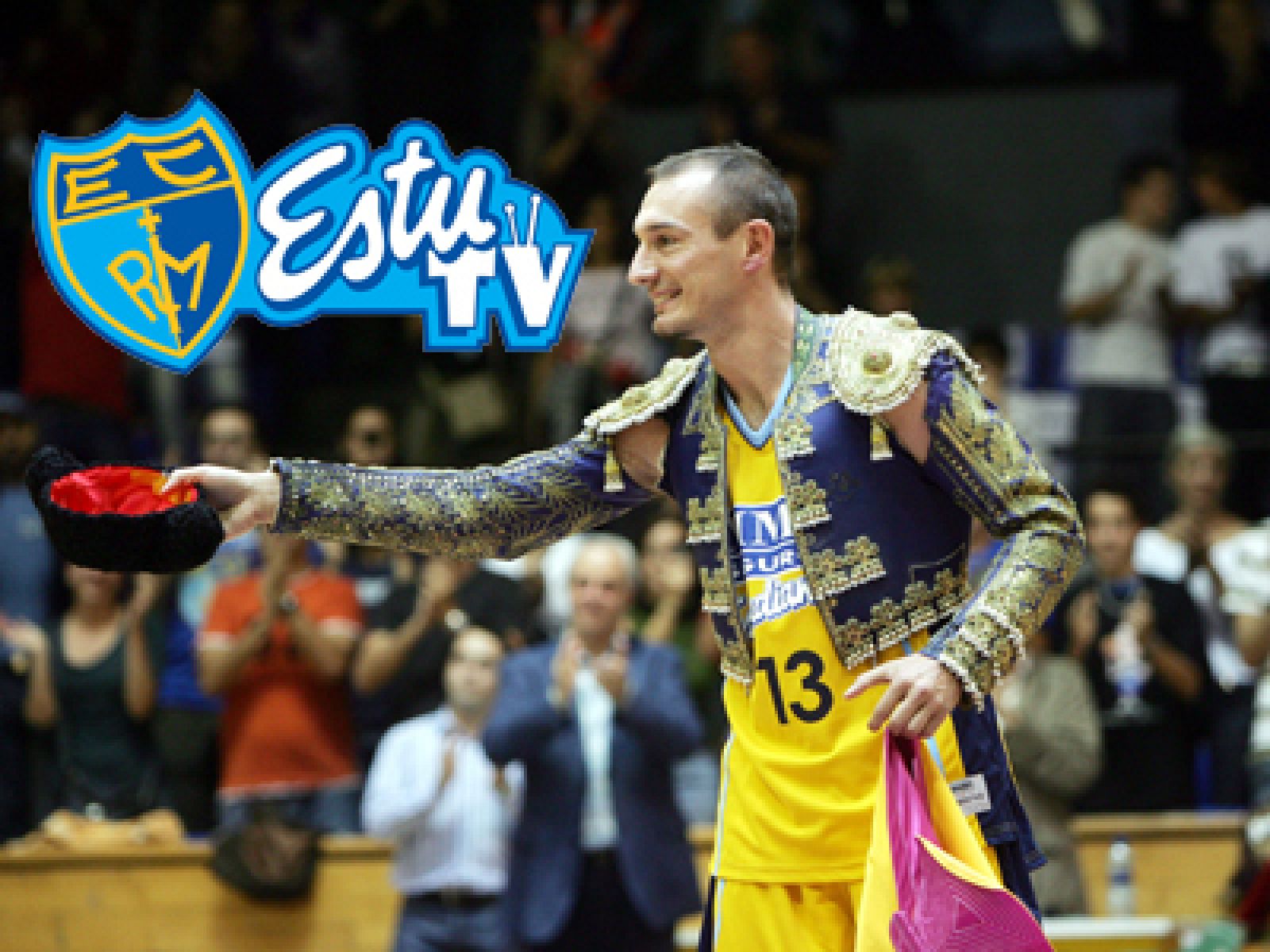 Nacho Azofra, en una imagen retrospectiva, homenajeado por su club.