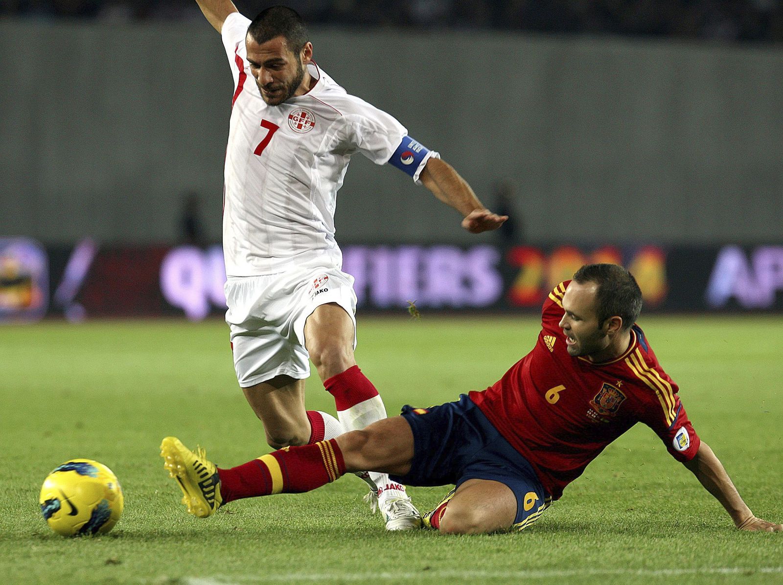 Iniesta estira su pierna derecha en el partido Georgia - España