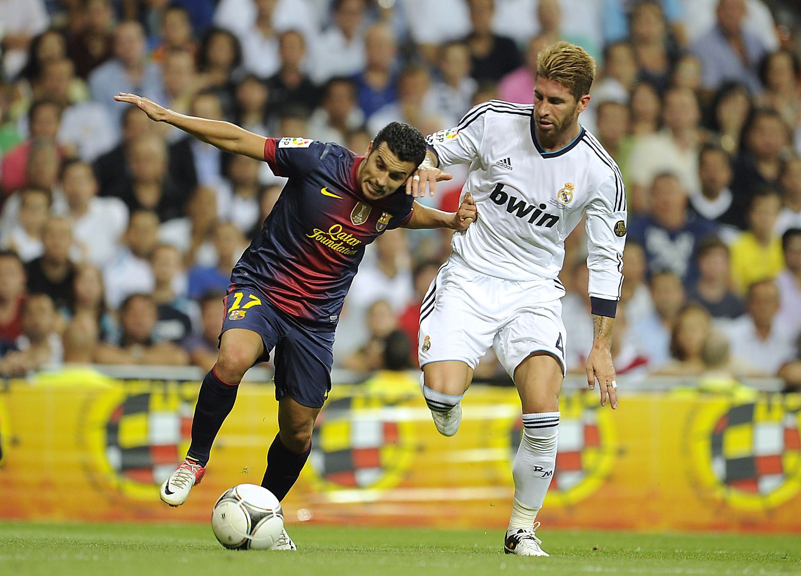 Sergio Ramos trata de arrebatar el balón al azulgrana Pedro en una imagen de archivo.
