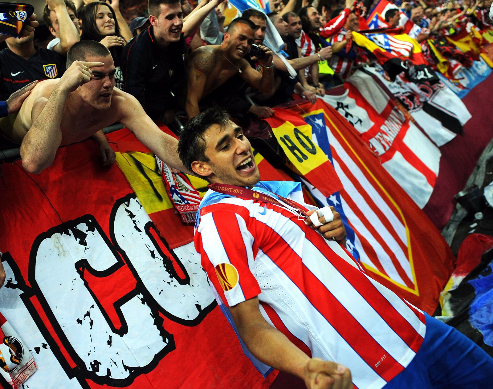 El jugador argentino del Atlético de Madrid Eduardo Salvio celebra con aficionados la victoria
