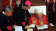 El papa aprovecha su visita a Líbano para pedir que se suspenda la venta de armas a Siria