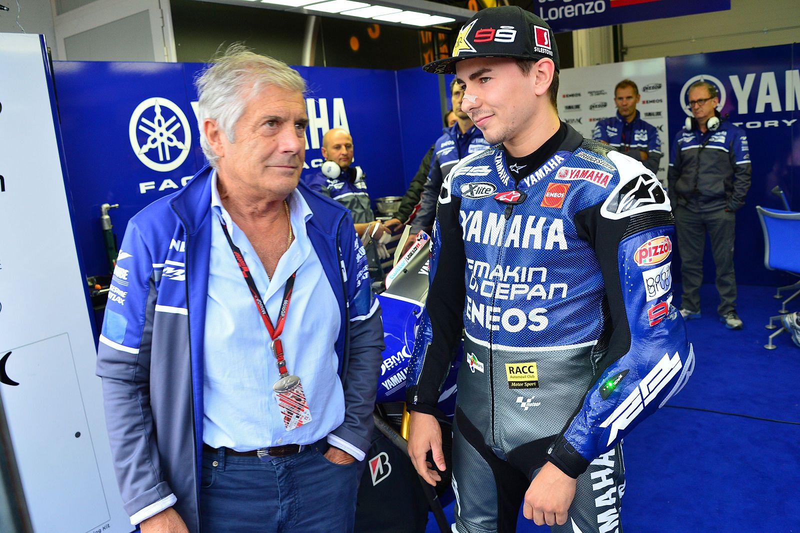 Jorge Lorenzo, junto al excampeón del mundo Giacomo Agostino, en el pit durante la primera jornada de entrenamientos en San Marino.