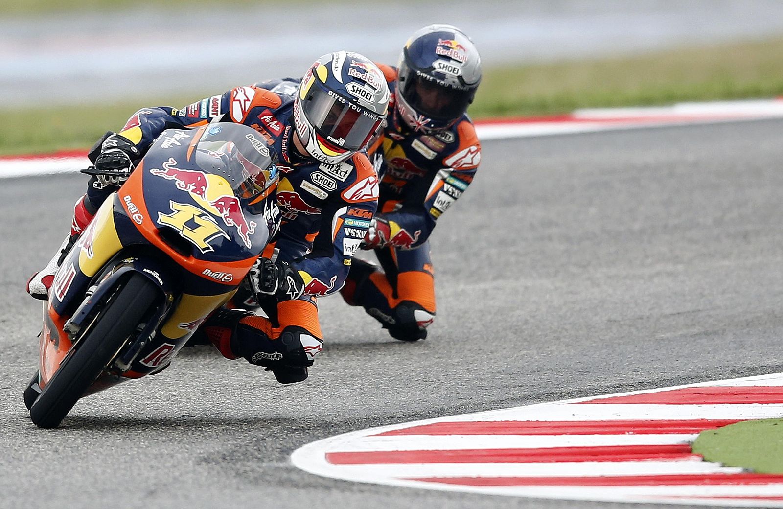 Sandro Cortese toma una curva por delante de su compañero en KTM Arthur Sissis.