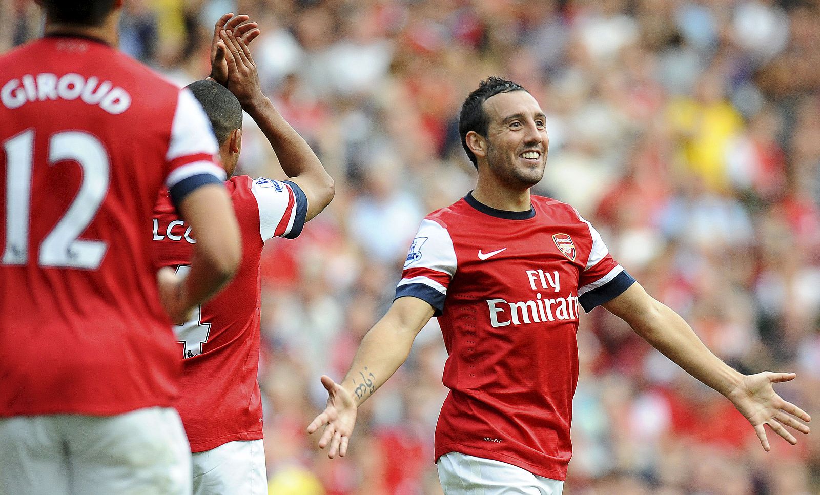 El jugador del Arsenal Santi Cazorla celebra tras asistir a su compañero Theo Walcott en el 6-1 frente al Southampton