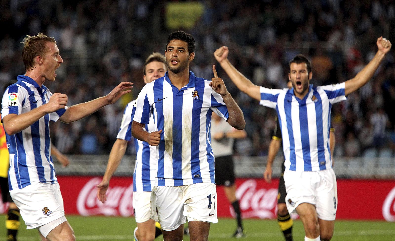 Carlos Vela celebra con sus compañeros el gol de penalti que marcó al Real Zaragoza.