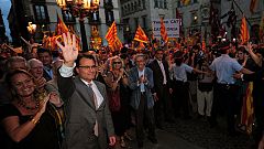 Miles de personas reciben a Mas en la Generalitat al grito de "independencia"