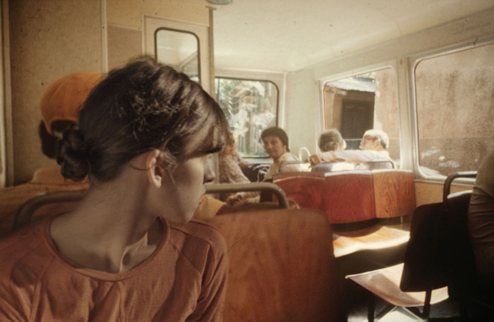 Camino al Cristo Redentor con mi papá. Aún no conoce a mi mamá. Éramos esperados entonces sobre la tierre. 1980.