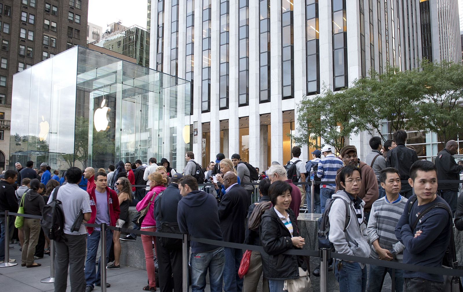 Apple pone a la venta el iPhone 5