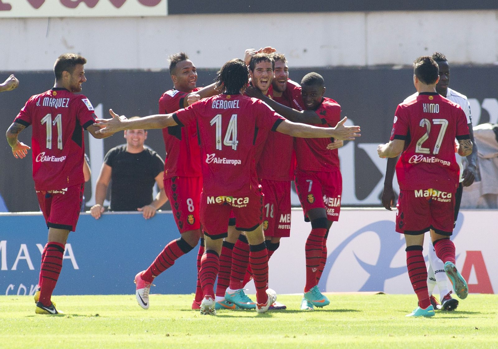 Los jugadores del Mallorca celebran uno de sus goles ante el Valencia.