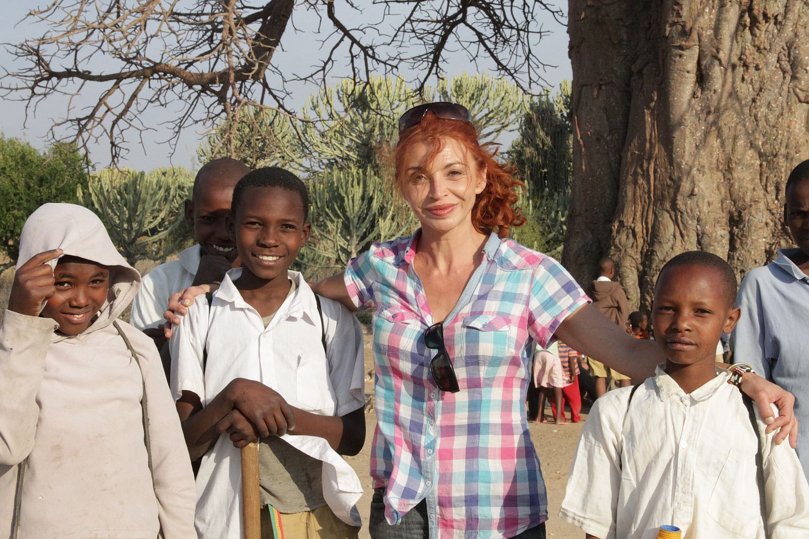 Neus Asensi, rodeada de un grupo de críos en Mangola (Tanzania)