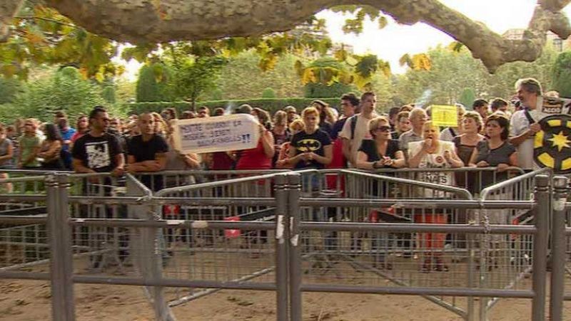Medio millar de manifestantes del 25S protestan ante el Parlamento catalán