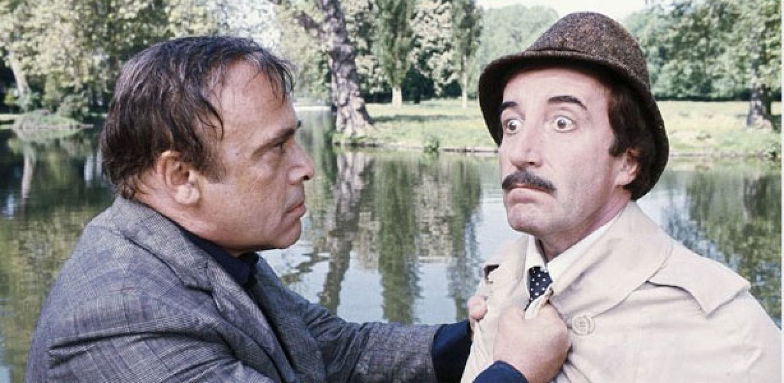 Herbert Lom (Izda.) y Peter Sellers en una escena de 'La pantera rosa ataca de nuevo'