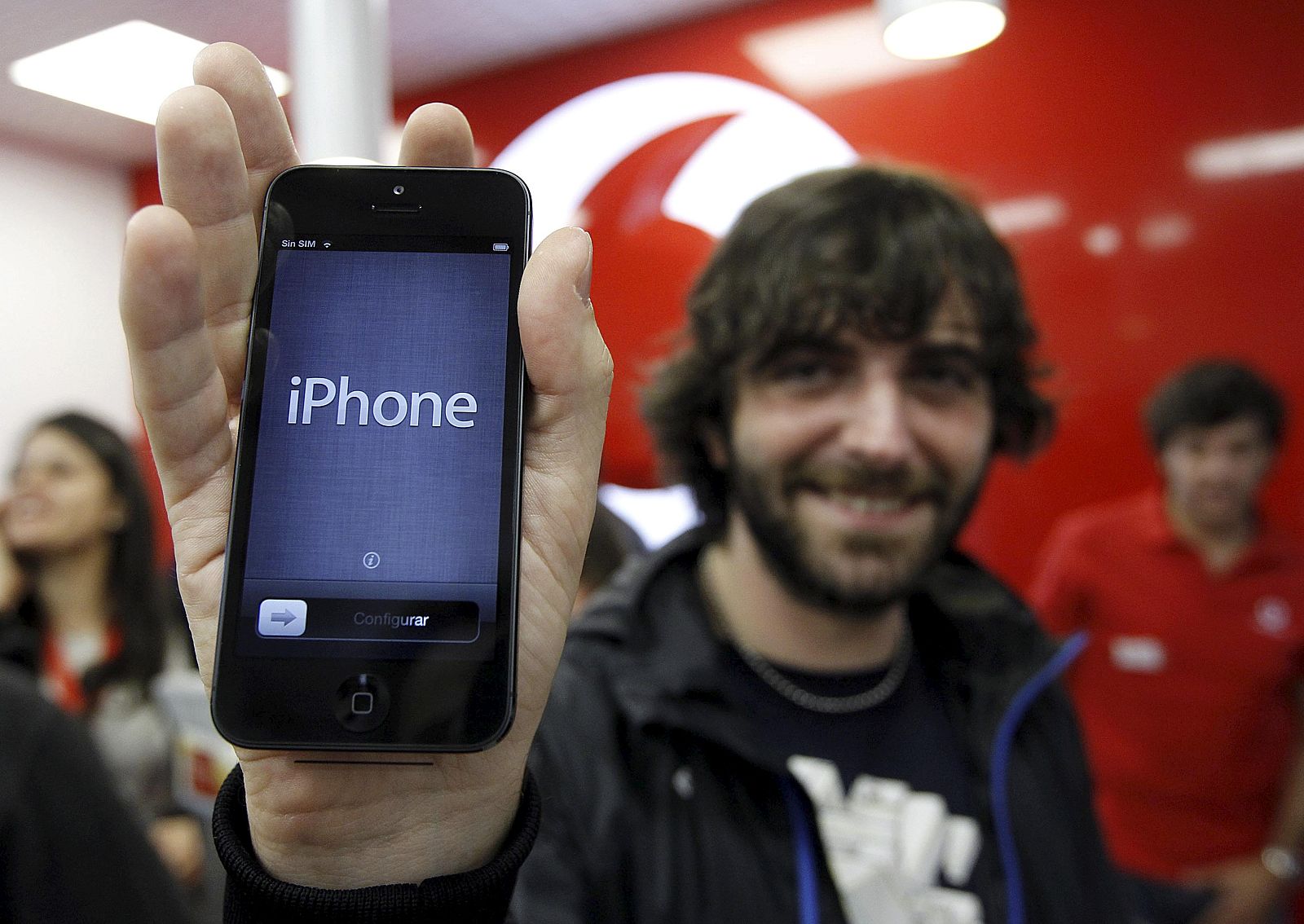 Un cliente muestra en Madrid su nuevo iPhone 5, uno de los primeros vendidos en España