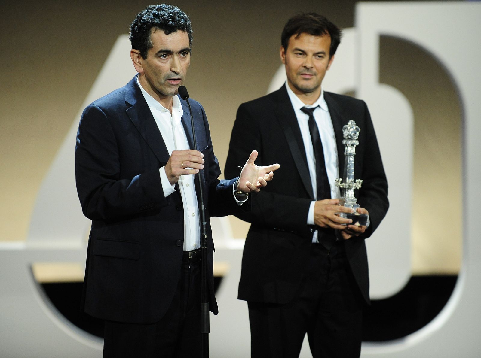 Juan Mayorga junto a François Ozon durante la gala de clausura del Festival Internacional de Cine de San Sebastián.