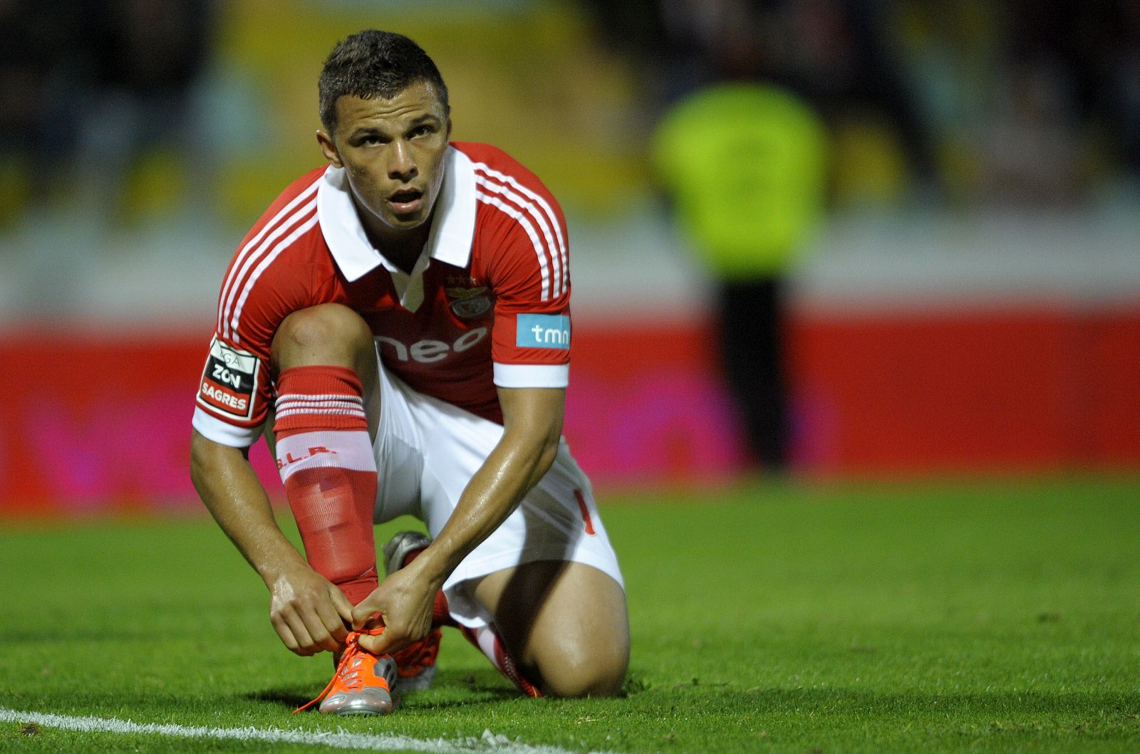 El jugador brasileño del Benfica, Rodrigo Lima, se ata la bota en el partido frente al Pacos Ferreira de la liga portuguesa.