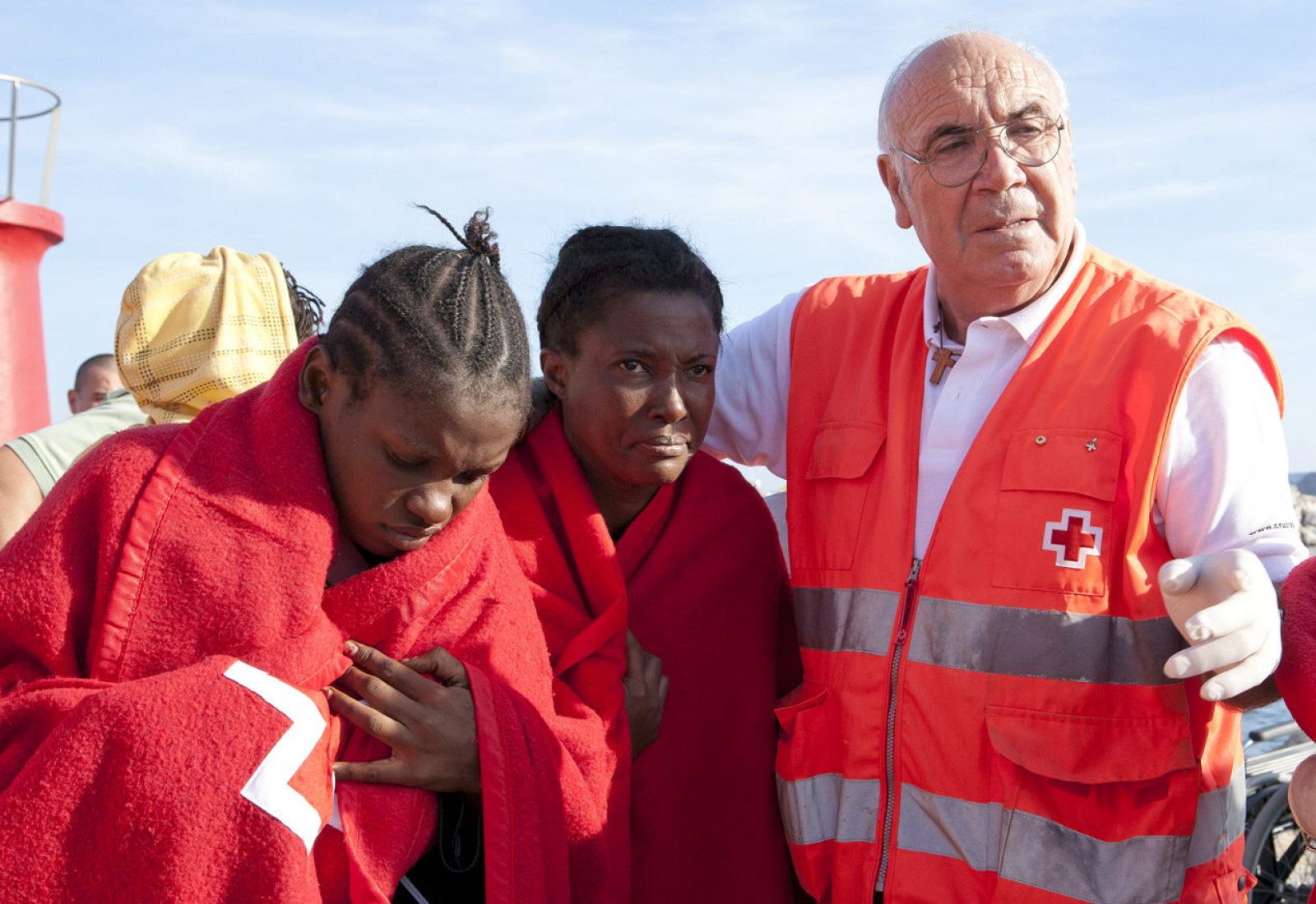 TRASLADAN AL HOSPITAL DE MOTRIL A CINCO EMBARAZADAS DE LA PATERA INTERCEPTADA