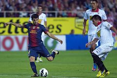 Competición sanciona con dos partidos a Medel aunque admite que Cesc "exageró"