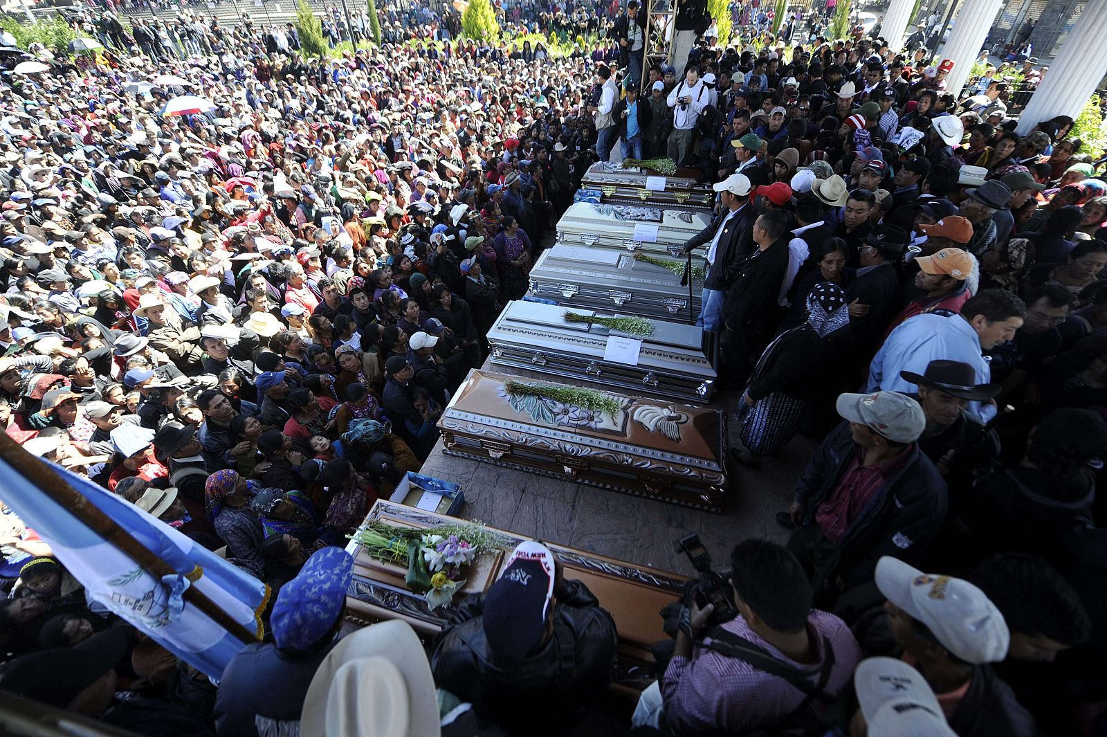 Una muchedumbre asiste al funeral de seis campesinos muerto durante un incidente entre el Ejército y los manifestantes, aún sin esclarecer